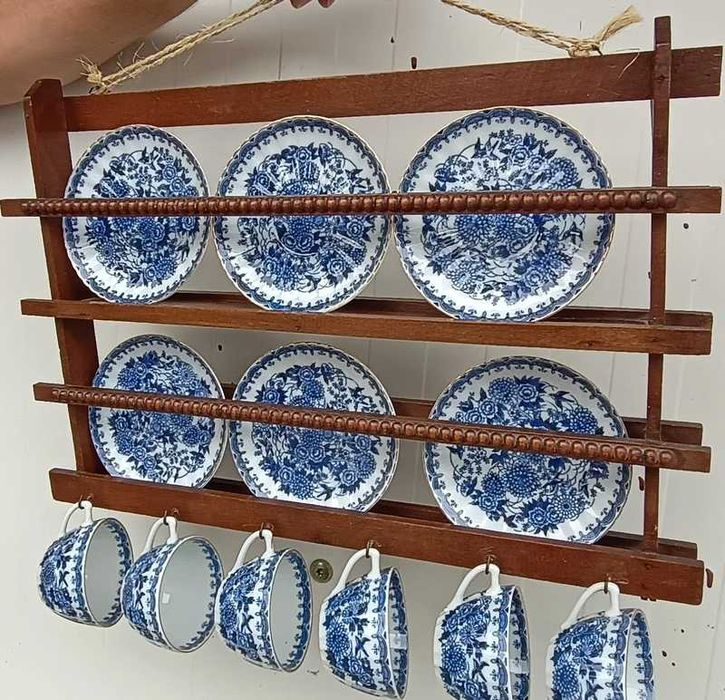 Dekoracyjna półka z porcelaną
Bardzo dobry