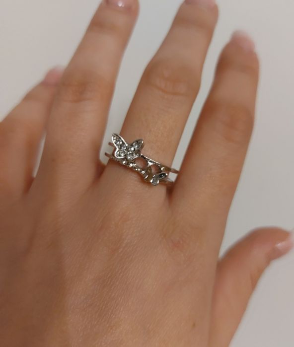 Pierścionek damski regulowany z motylami w kolorze srebra