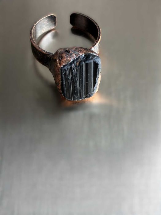 Czarny turmalin pierścionek regulowany – w miedzianej oprawie