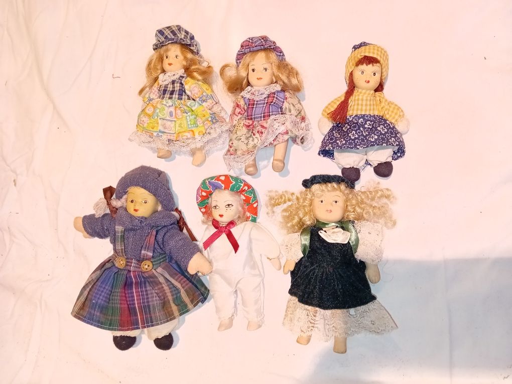 Conjunto de 6 Bonecas Antigas em Porcelana
