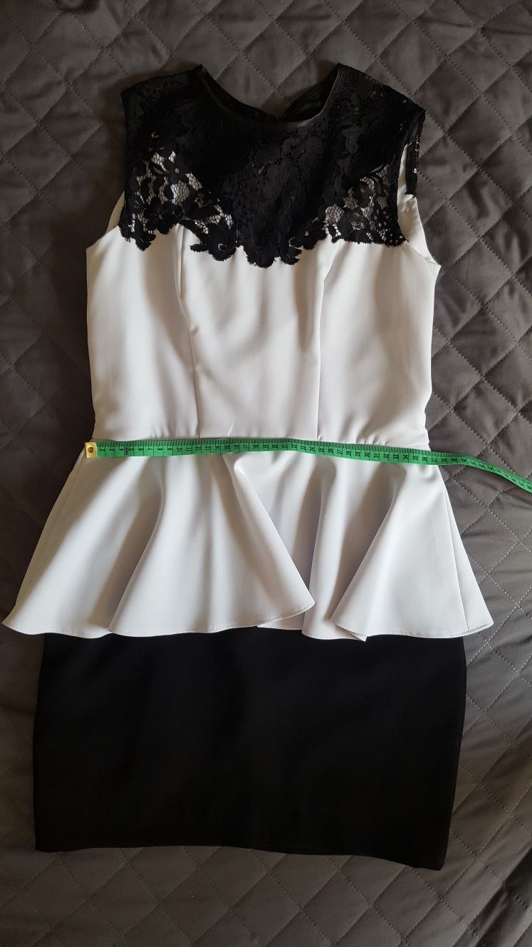 Biało-czarna sukienka z baskinką. Rozmiar S