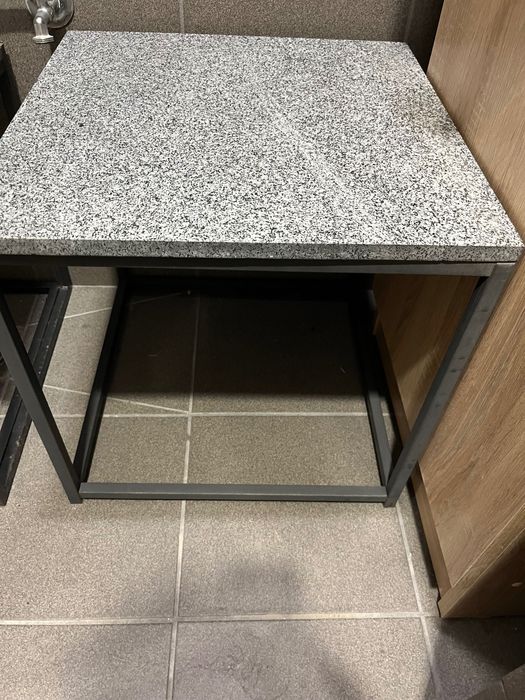 Stolik z granitowym blatem