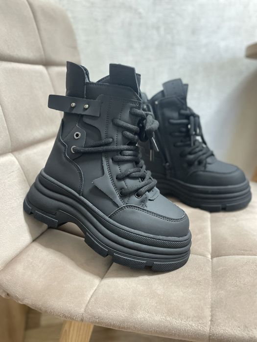 Зимові черевики на дівчику