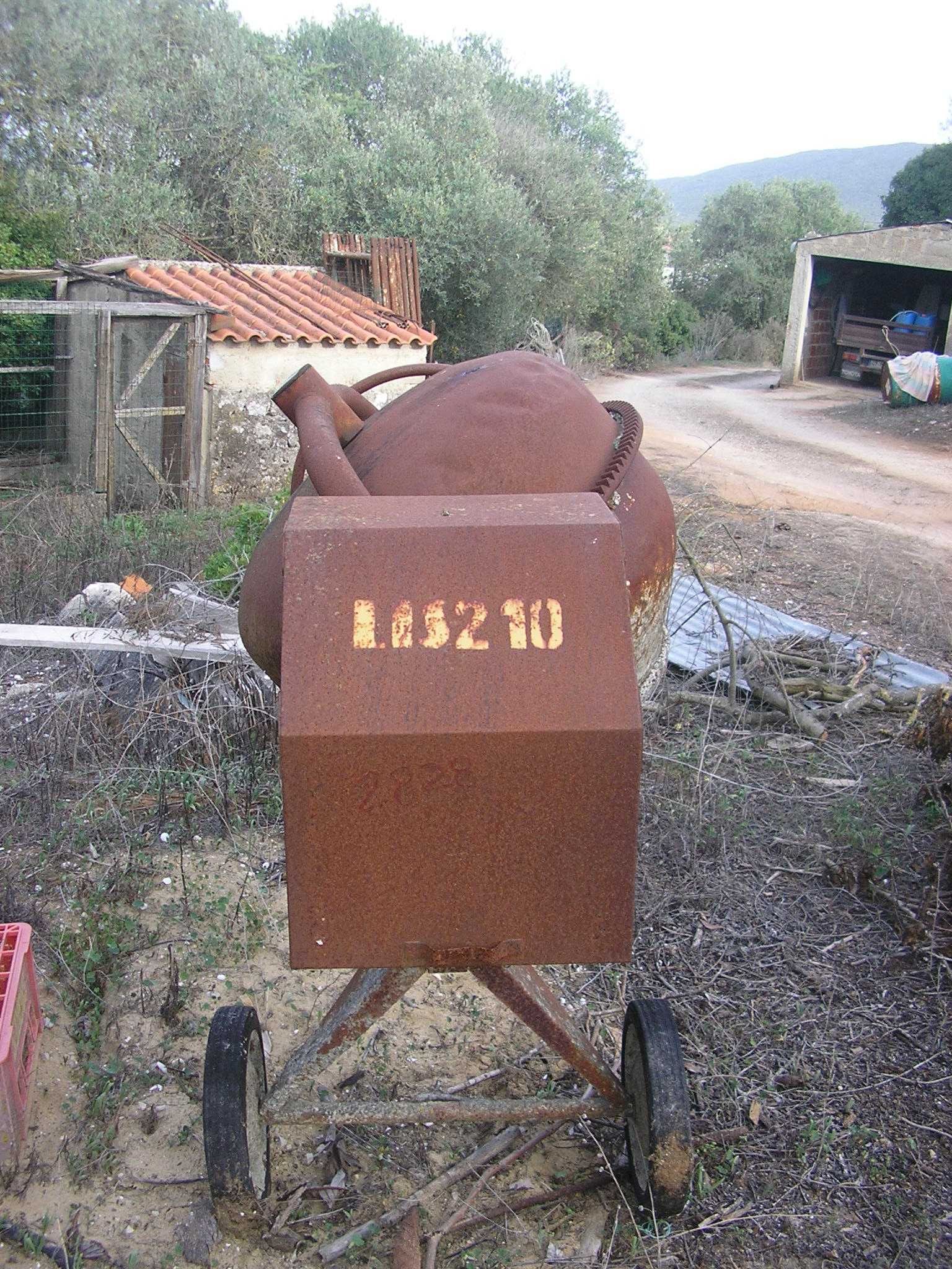 Betoneira elétrica de 200 litros.