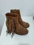 Botas de mulher castanhas com franjas e fecho de lado.