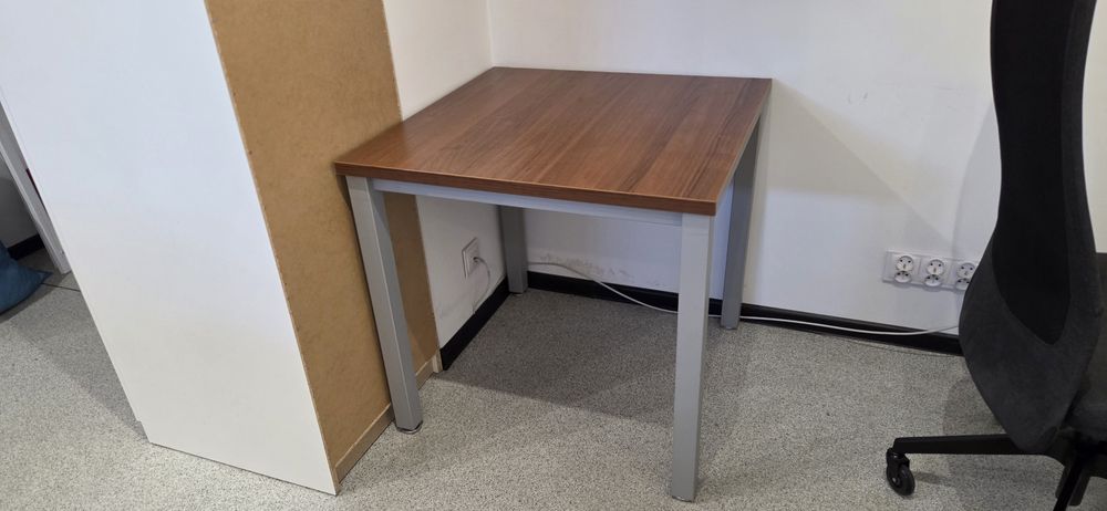 Stolik dla 4 osób kwadratowy 80x80 do jadalni lub biura orzech ecco