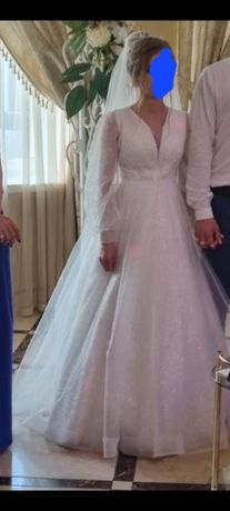 Весільня сукня продається