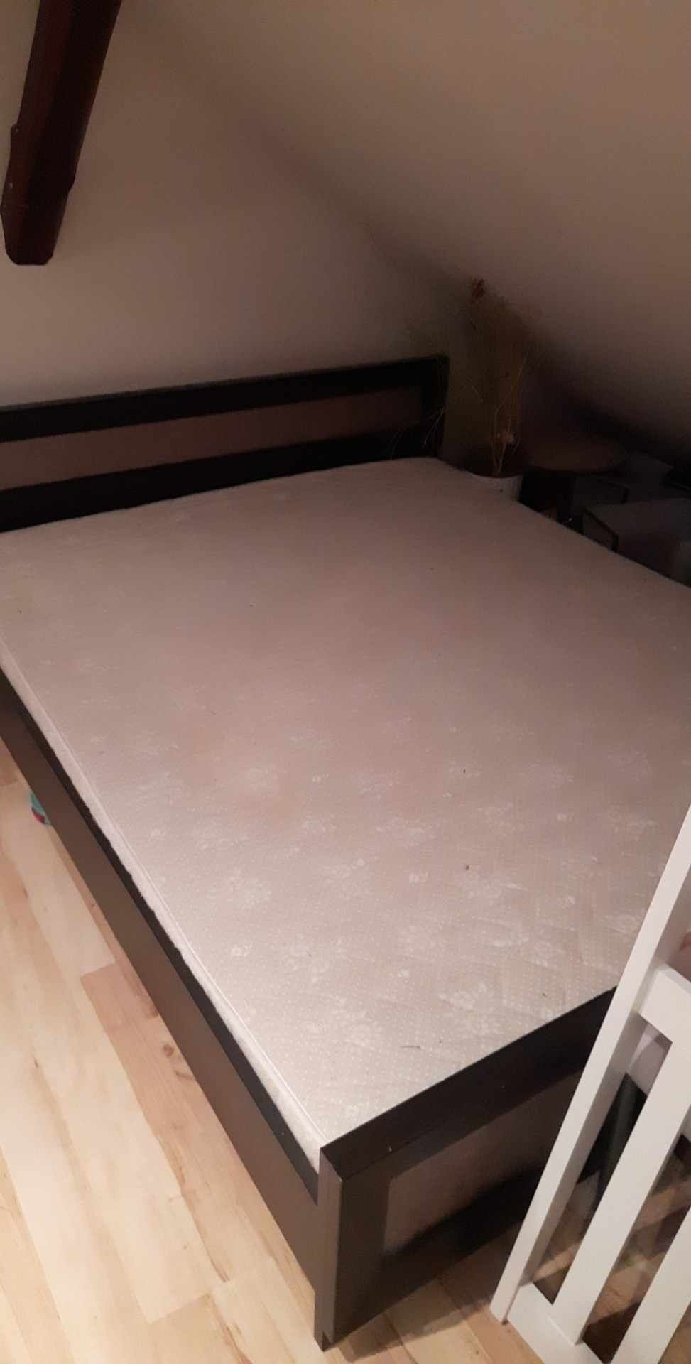 Łóżko z materacem i półka nocną