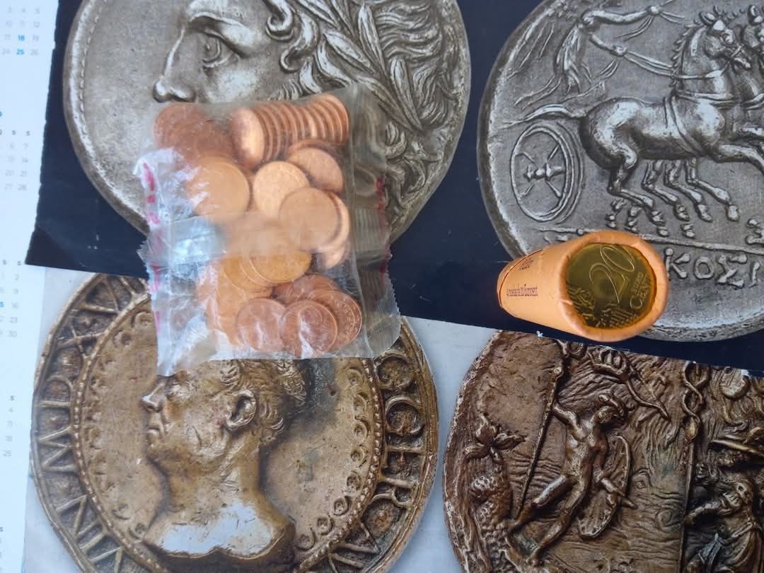 22222#Portugal lote euros unc saco e rolo
1 rolo 2016 com 40 moedas de