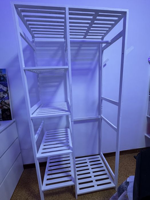 Estante de madeira branca com 170x80x44 cm.