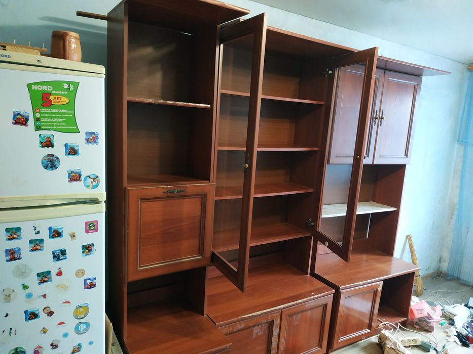 Стінка тумбочки.