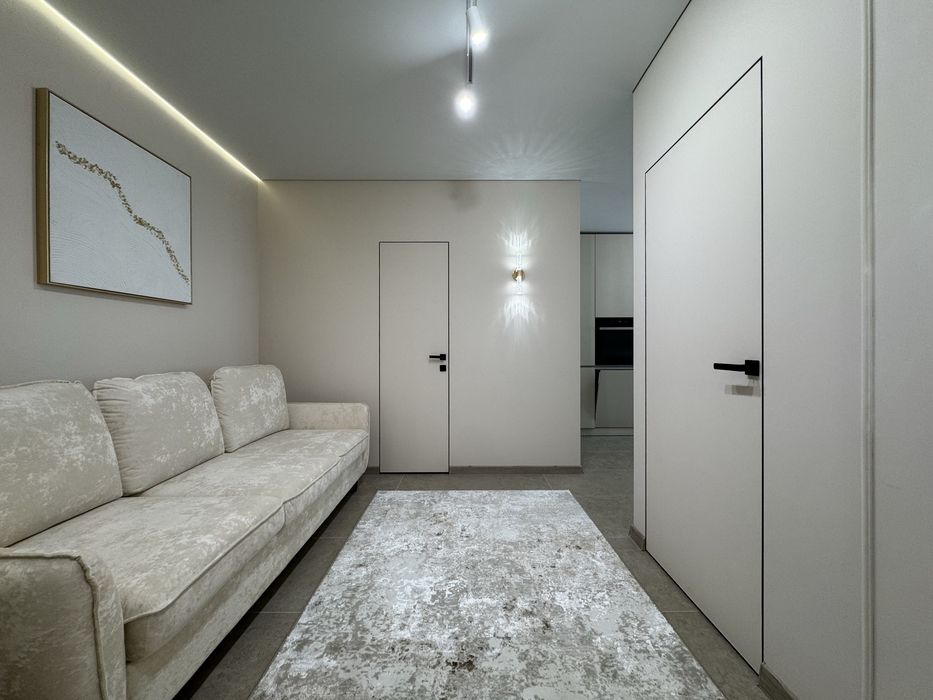 Центр міста, стильна 1.5 кімнатна з меблями та технікою – вид на гори!