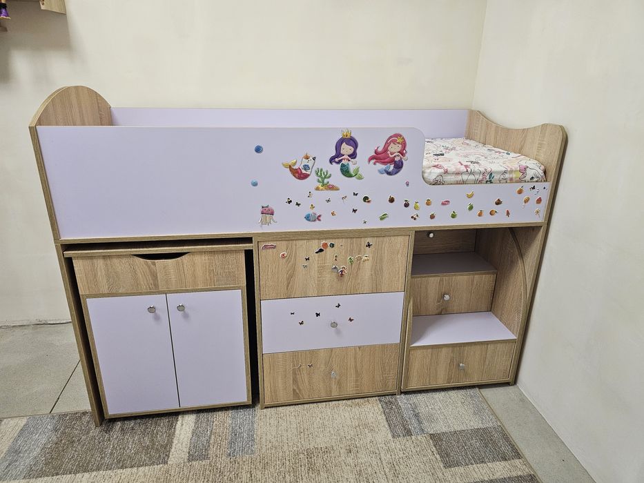 Функціональне дитяче ліжко-чердак зі столом, тумбою та  сходами.