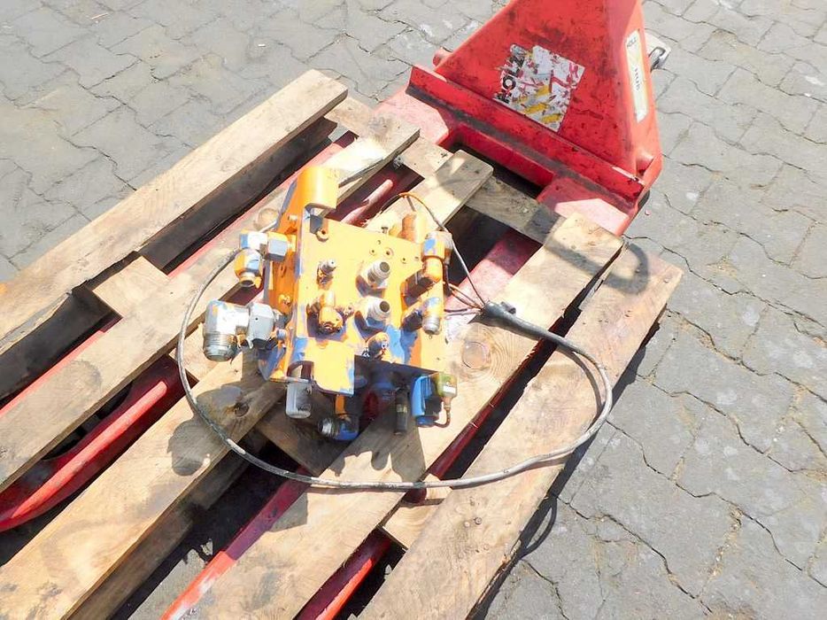 Rozdzielacz hydrauliczny ze śmieciarki BUGHHOLZ AV53031