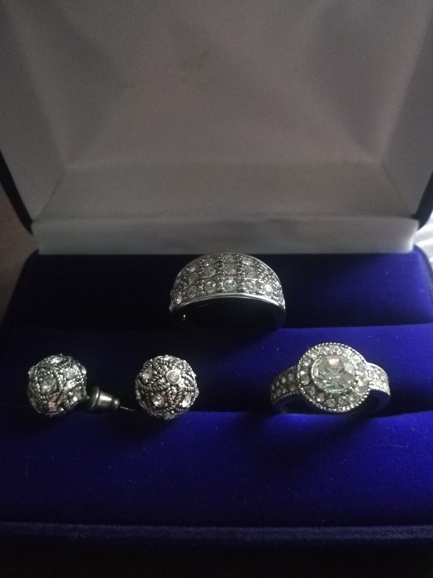 Komplet biżuterii pierścionek kolczyki obrączka zdobione kamienie
