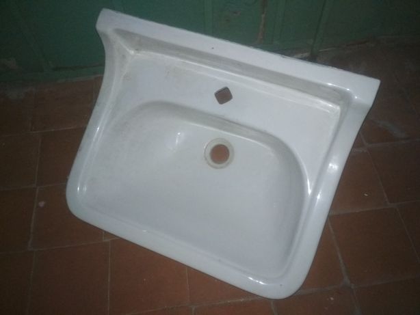 Умывальник для ванной керамический.