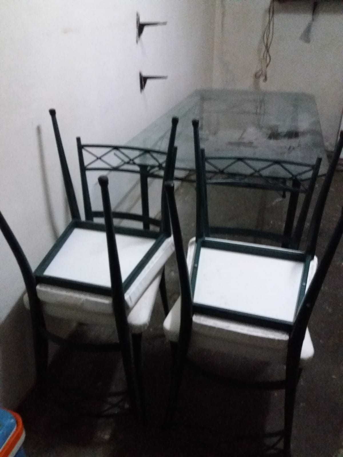 Vendo mesa de vidro e cadeiras como novos