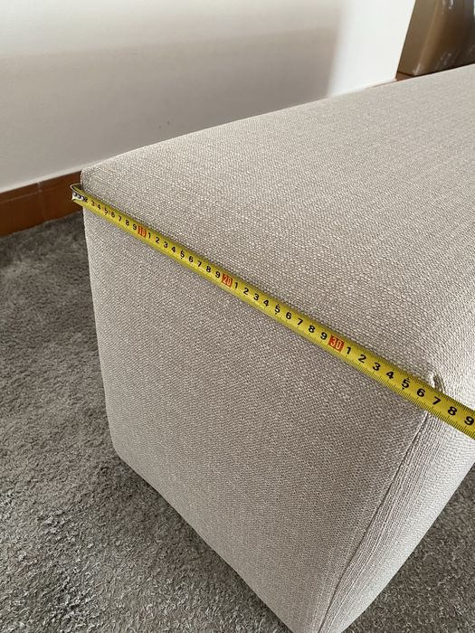 Banqueta estofada em tom acinzentado nova