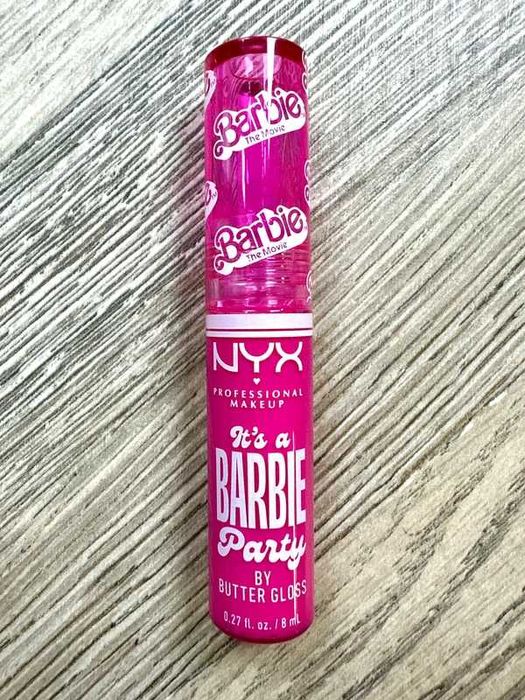 NYX Professional BARBIE Zestaw do makijażu błyszczyk, kredki, rzęsy