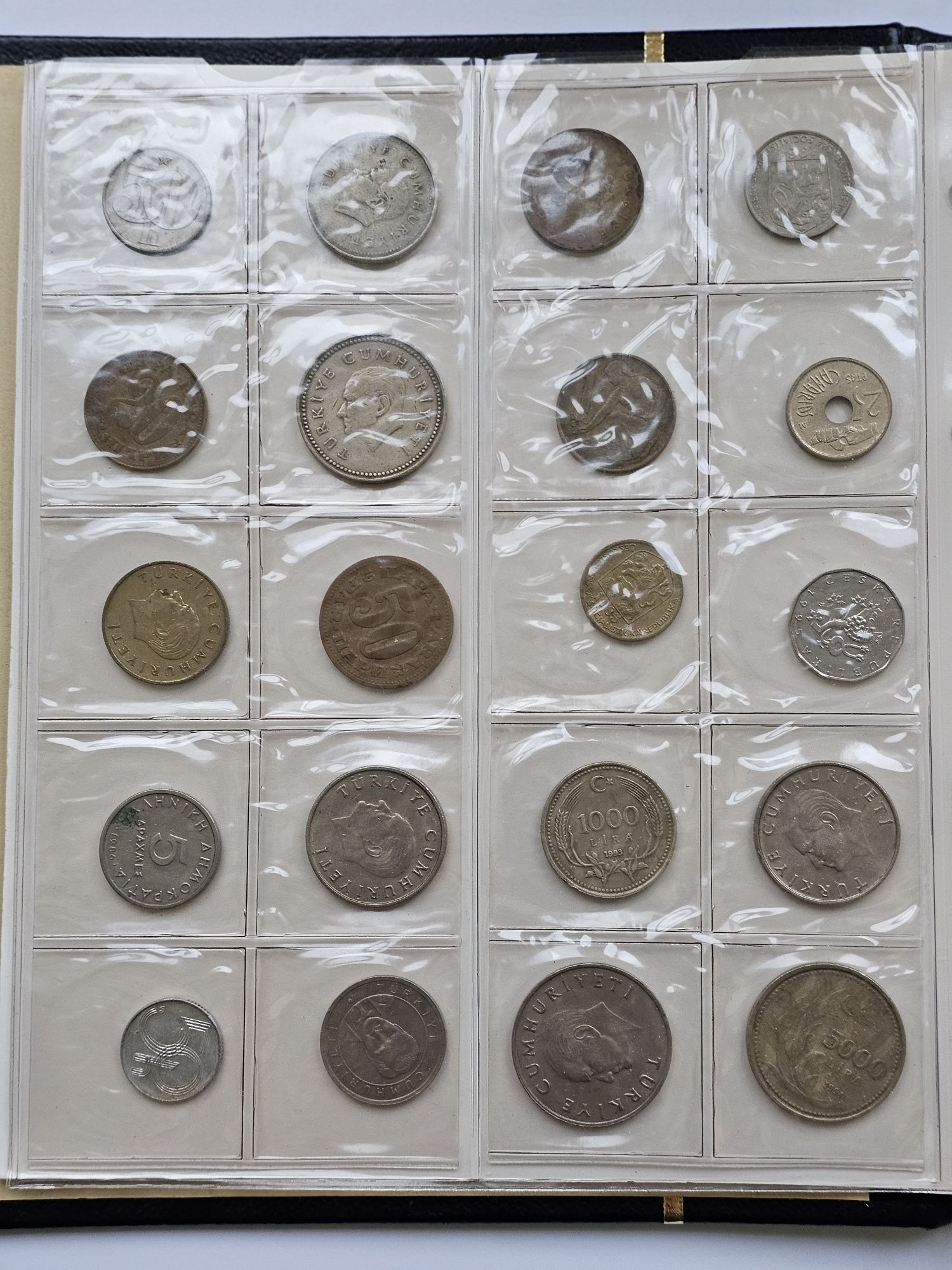 Альбом з монетами різних країн