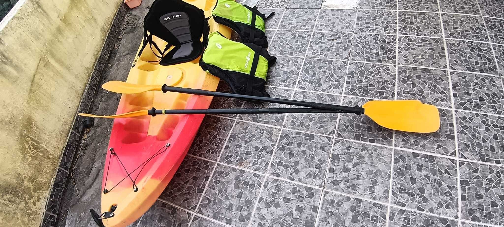 Kayak usado, 2 coletes, 2 pagaias e 2 encostos