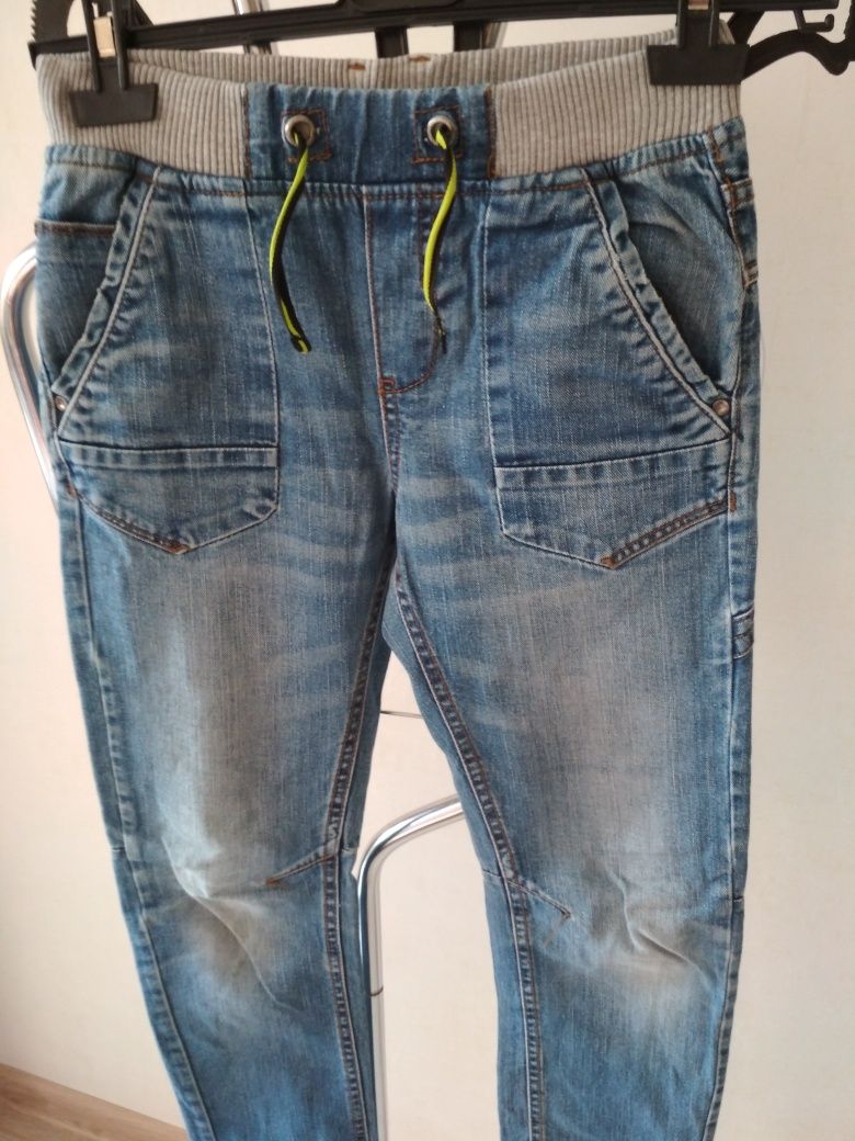 R. Xs wzrost 140 spodnie męskie There Here jeans