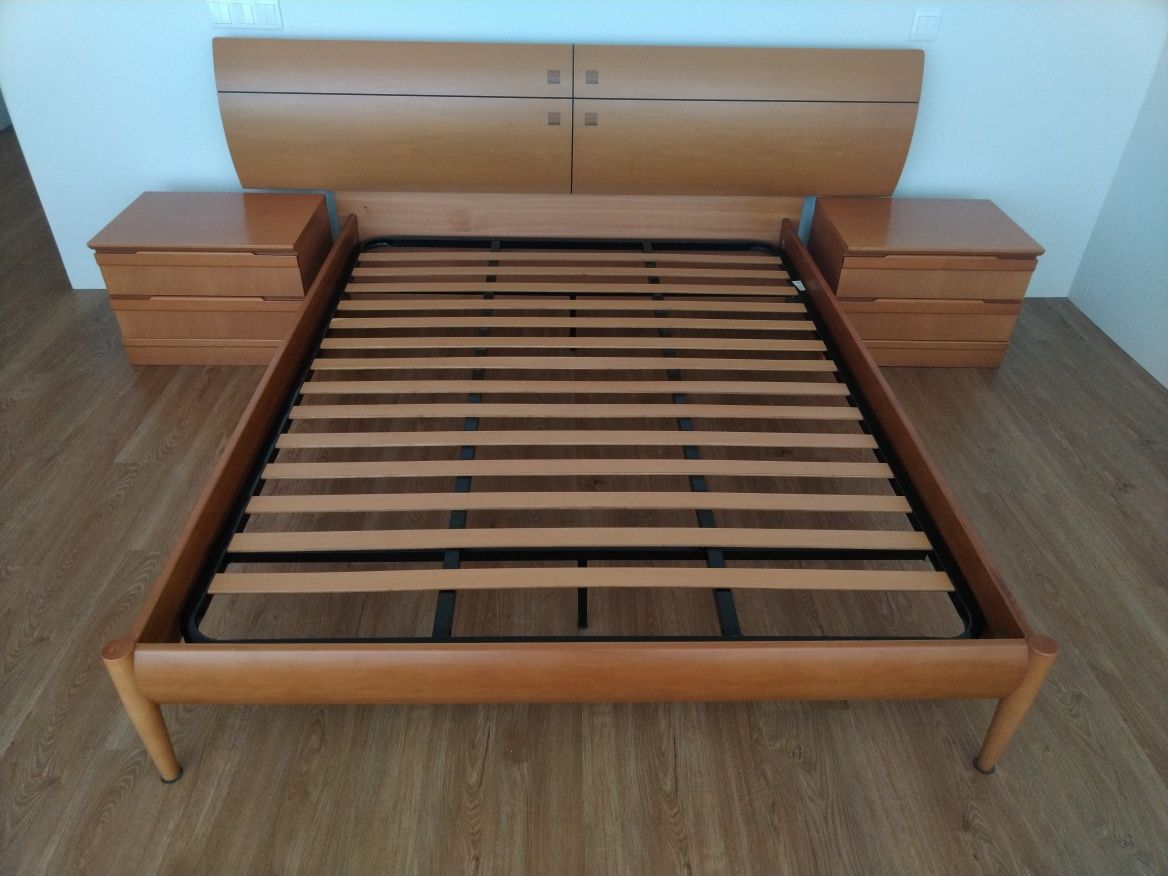 Vendo conjunto de mobiliário de quarto com acabamento em cerejeira
