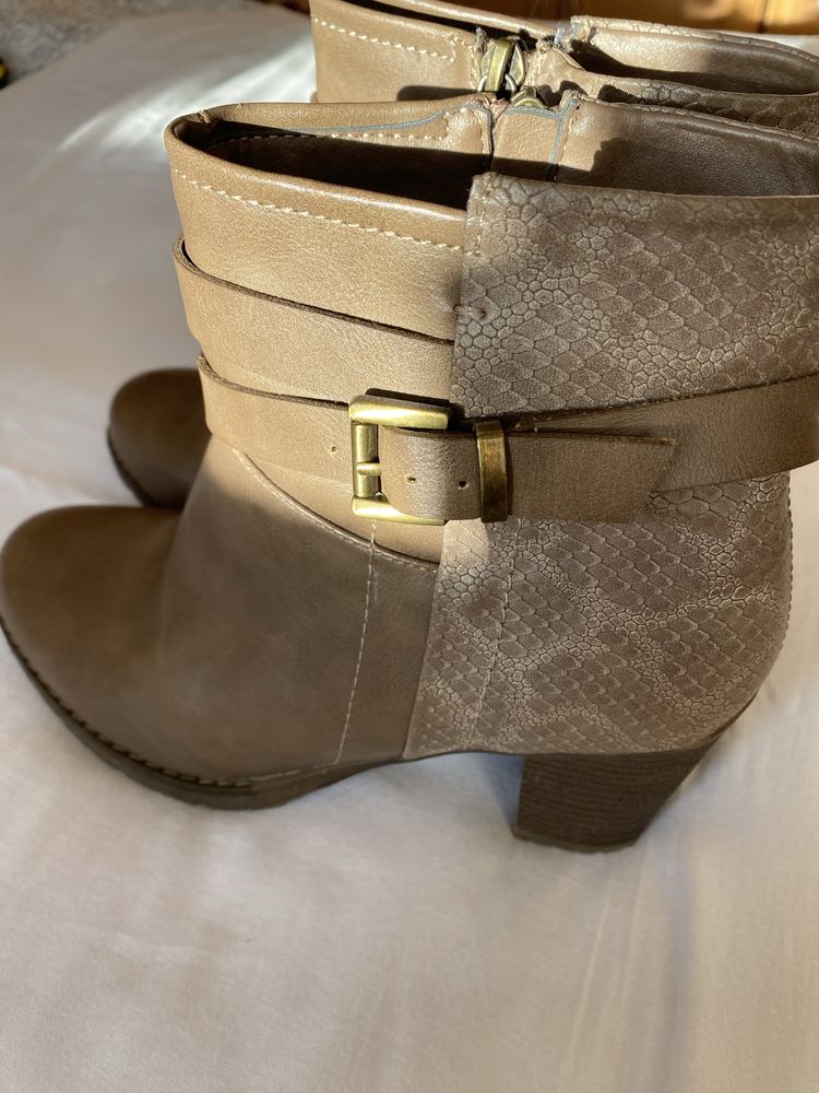 Buty sztyblety jesień zimę kozaki botki CCC 39 ocieplane obcas futerko