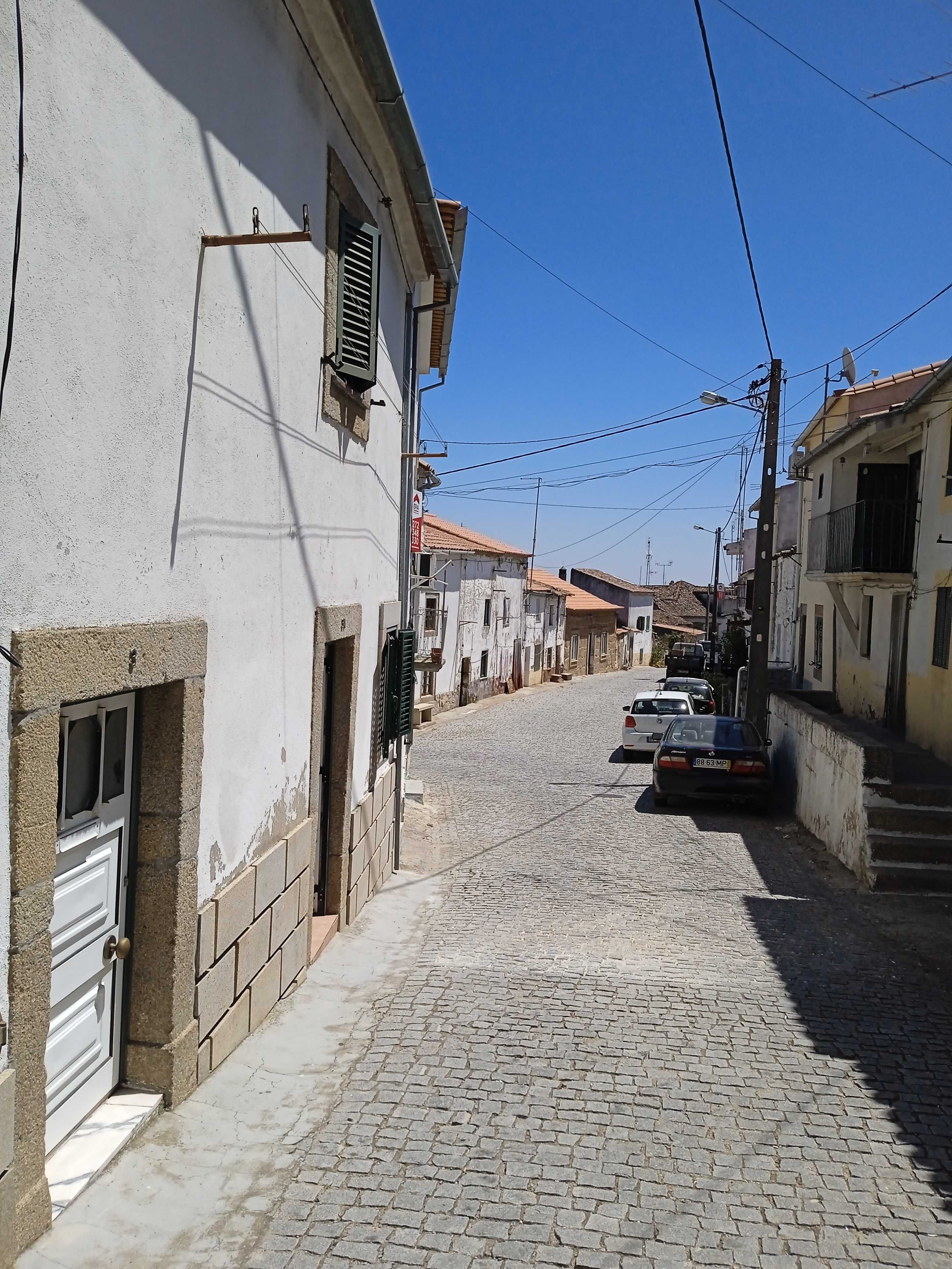 Vende se casa na vila da Zebreira