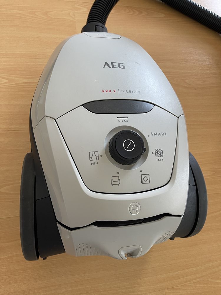 Aspirador AEG cinzento