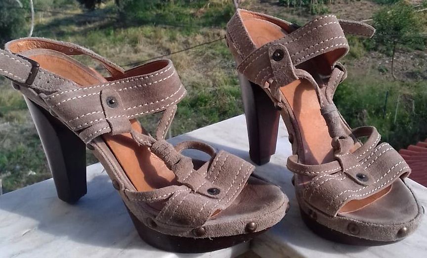 Sandálias e sapatos abertos usados