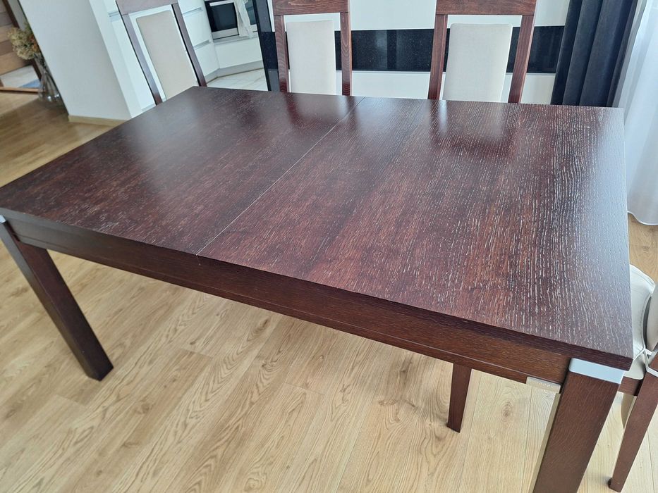 stół do jadalni lub salonu