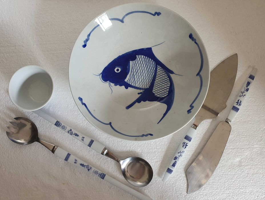 Serviço de 6 Peças: Prato, Taça e 4 Talheres antigos - China