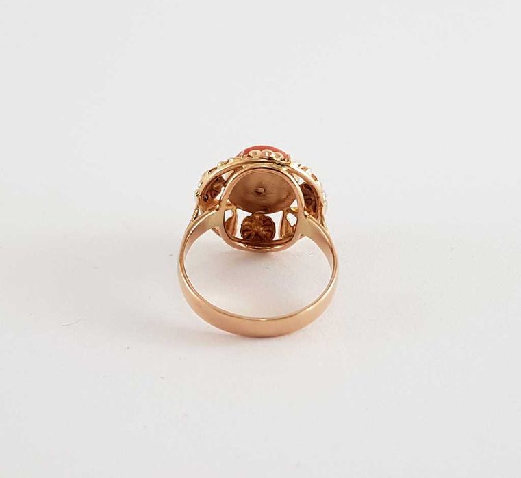 Złoty pierścionek z koralem w typie Imago Artis po 1963 roku - Kraków