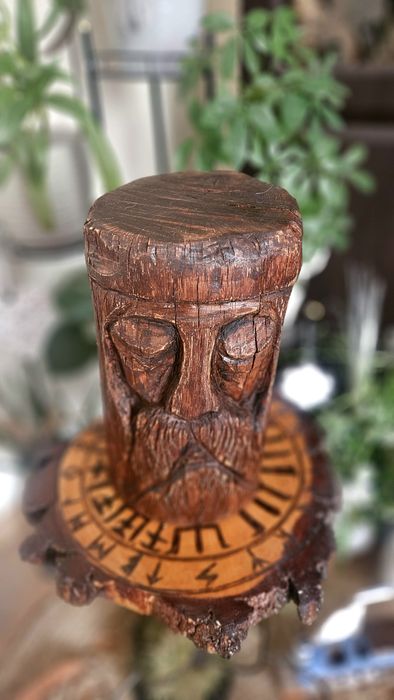 Dębowa rzeźba stolik drewniany kwiaty głowa boho Swarożyc XL podstawka