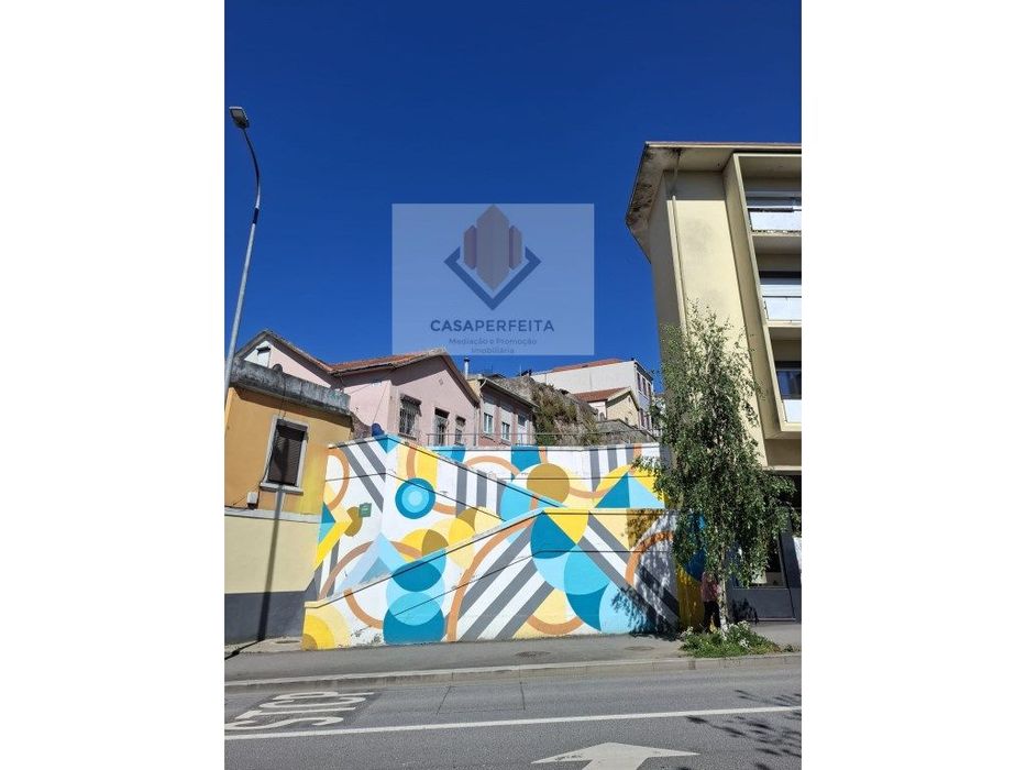 Casa Para Reabilitar com Possibilidade de Mezanino - Bonfim