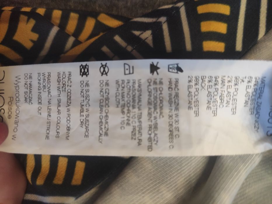 Sukienka w geometryczne wzory Quiosque 38