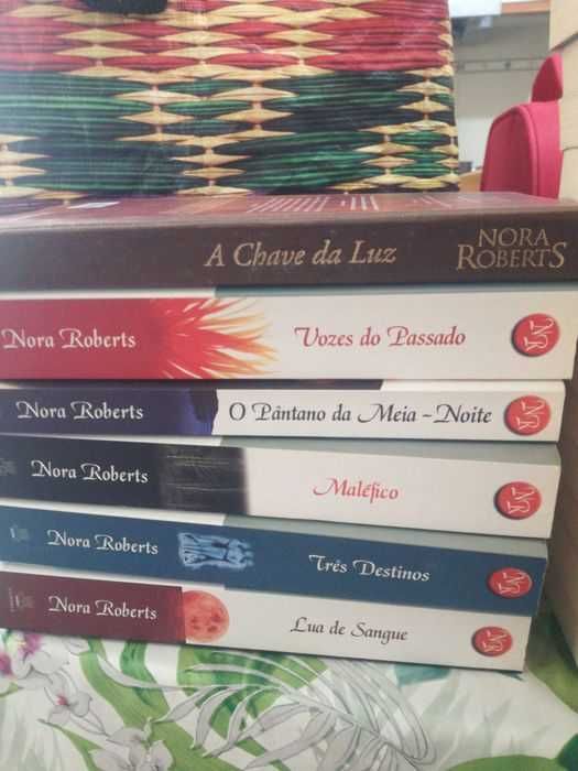 Vendo livros nora Roberts