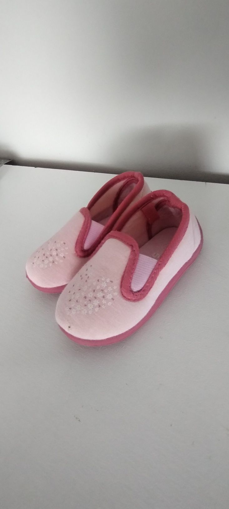 Buty dla dziewczynki/ kapcie r 22