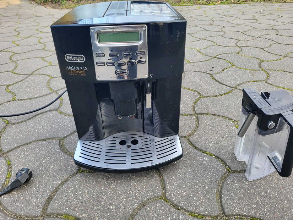 Ekspres De'Longhi Magnifca cappucino z pojemnikiem na mleko z młynkiem