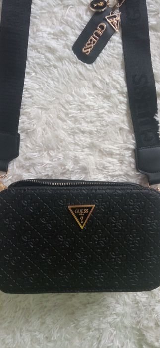 Piękna czarna torebka listonoszka guess + brelok