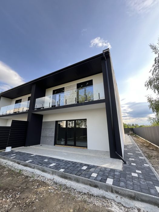 Продається дуплекс з гаражом. Земельна ділянка 5 сотих