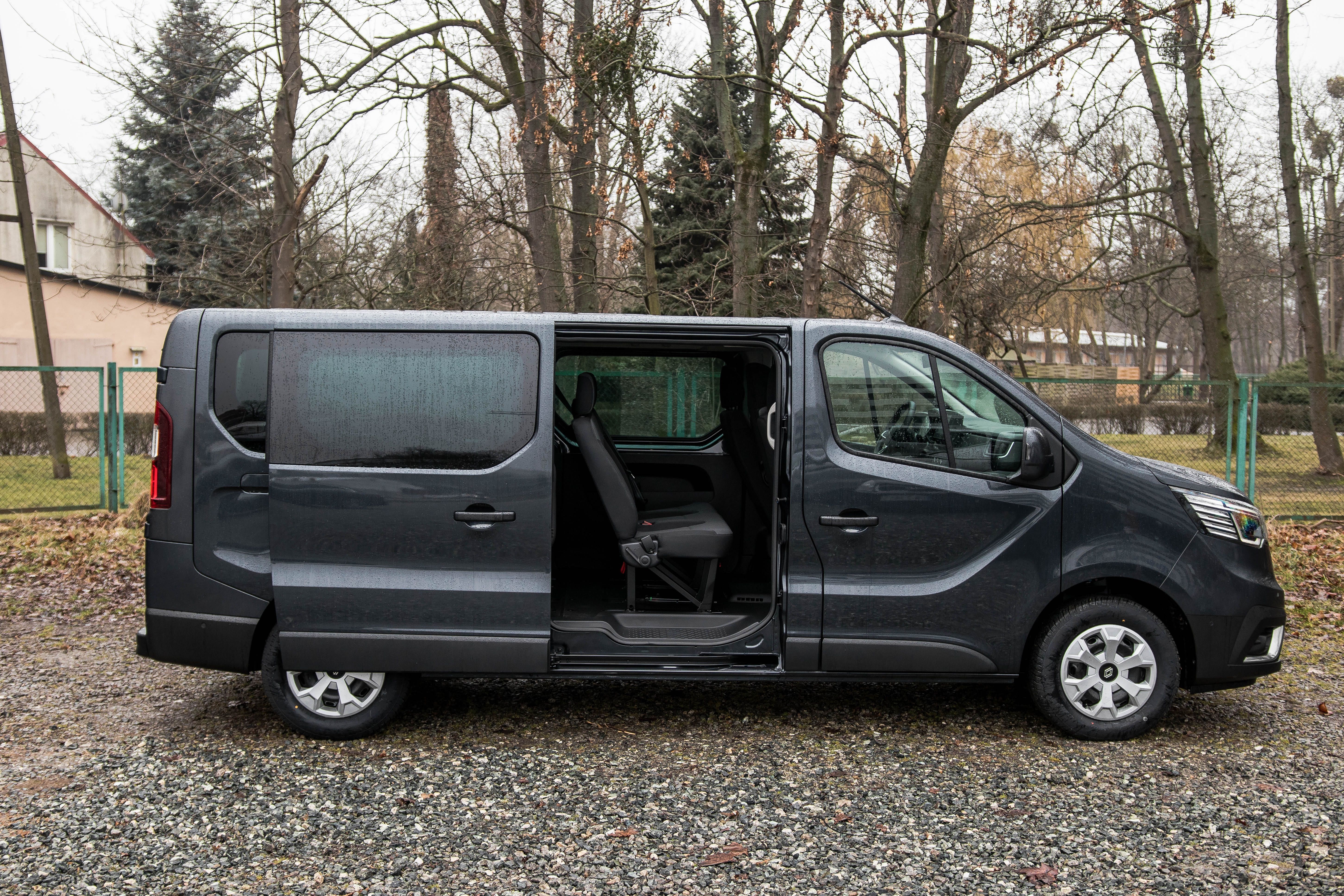 Wynajem busów / busa - 9 os. - Trafic, Vivaro, Custom - Nowe Roczniki