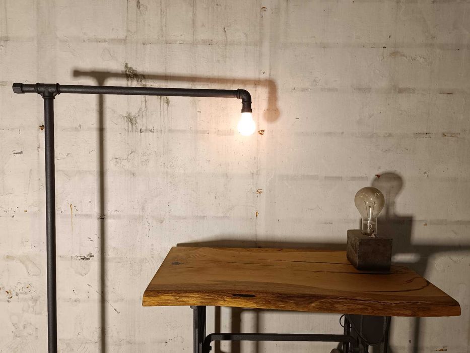 Candeeiro de pé vintage industrial novo