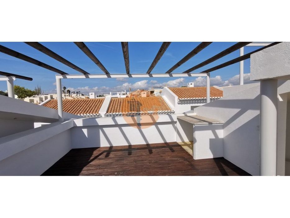 Moradia totalmente renovada com muita luz natural devido á sua orig...