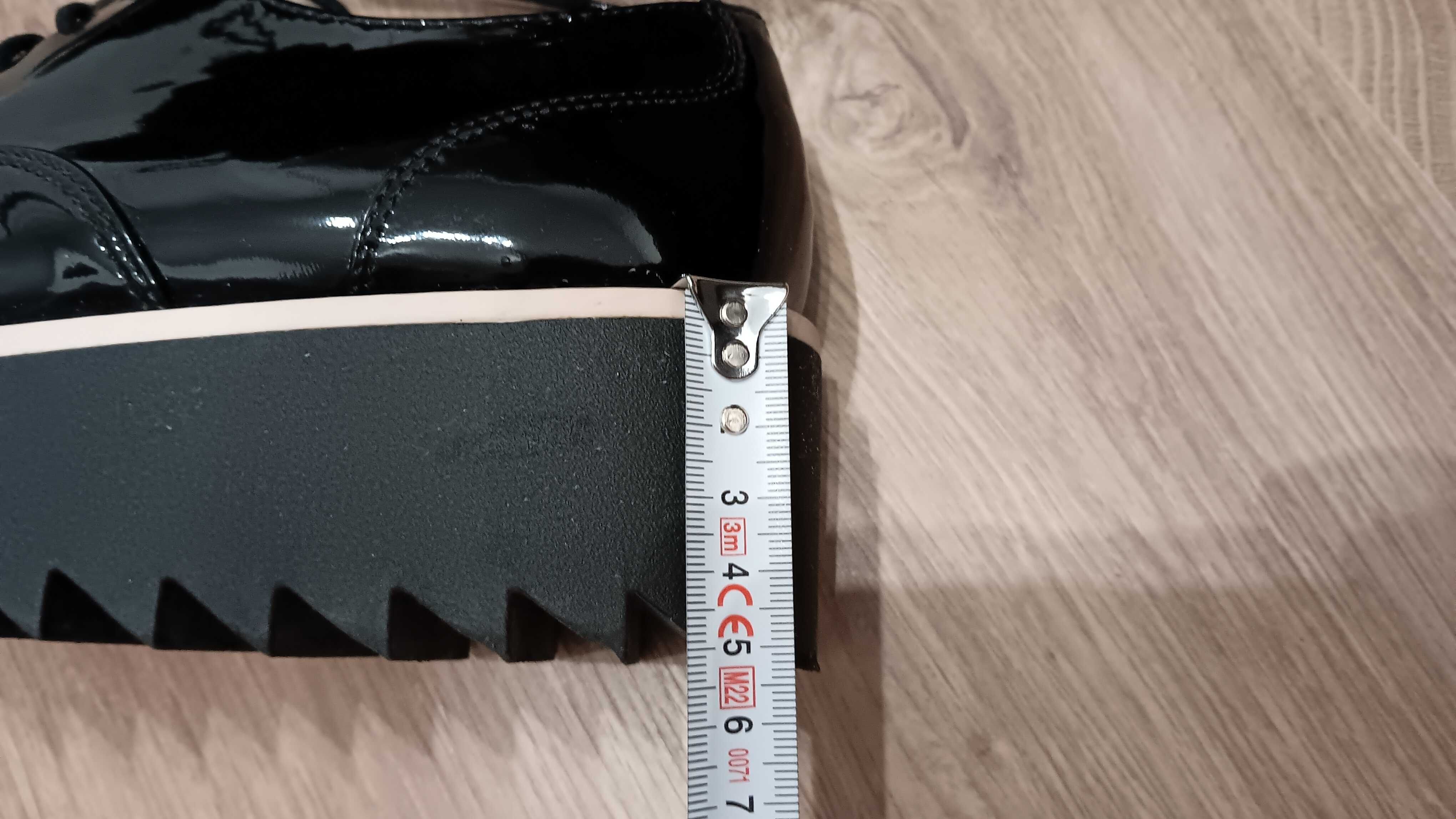 Półbuty H&M lakierowane 38