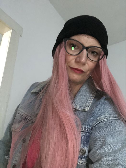 Rozowa peruka polaczona z czapka