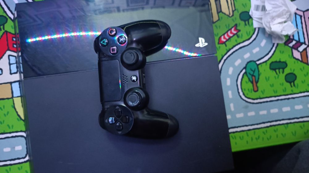 Konsola PS4 działajcy pad plus dwie gry gratis
