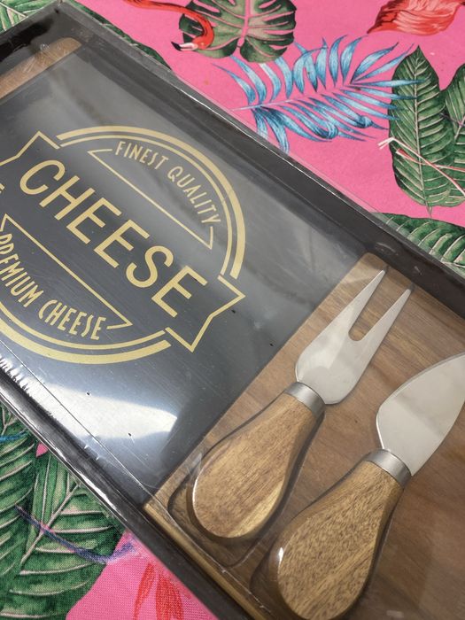 Conjunto de tábua com 2 facas para queijo