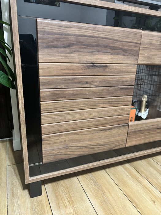 Komoda z przeszkleniem czarna szkło